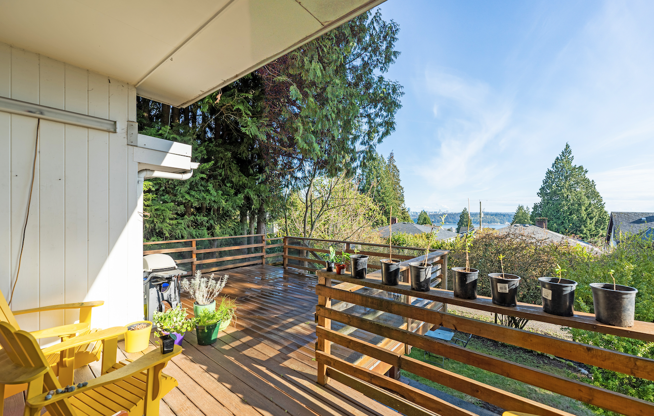 COZY FAMILY HOME IN THE HEART OF AMBLESIDE- 1488 Palmerston Avenue, West Vancouver